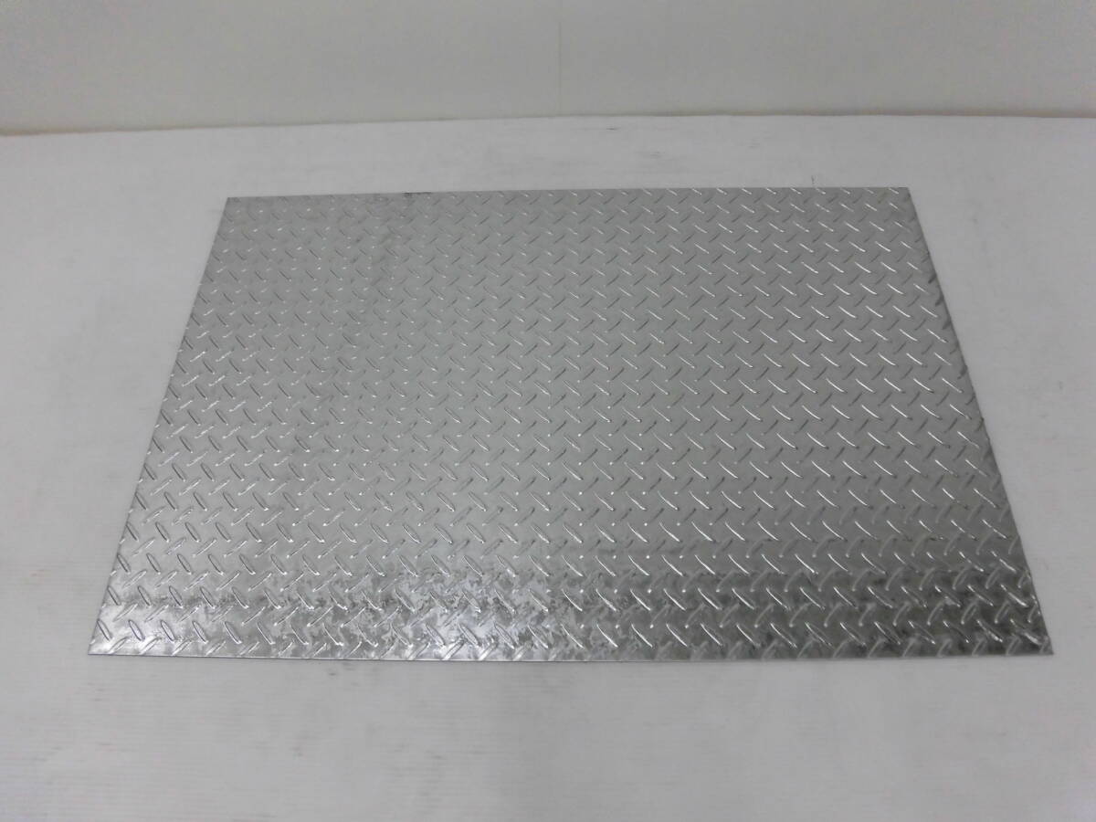 縞板　シマ板　鉄　メッキ　亜鉛メッキ　スチール　鋼材　2.3㎜　612X914ミリ 1枚　切材　溶接材　側溝蓋　B_画像1
