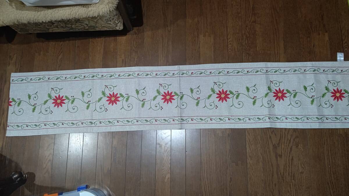 splendid home table runner　テーブルランナー（34.5×182㎝)　クリスマス仕様のボタニカル刺繍　ポリエステル100％_画像1