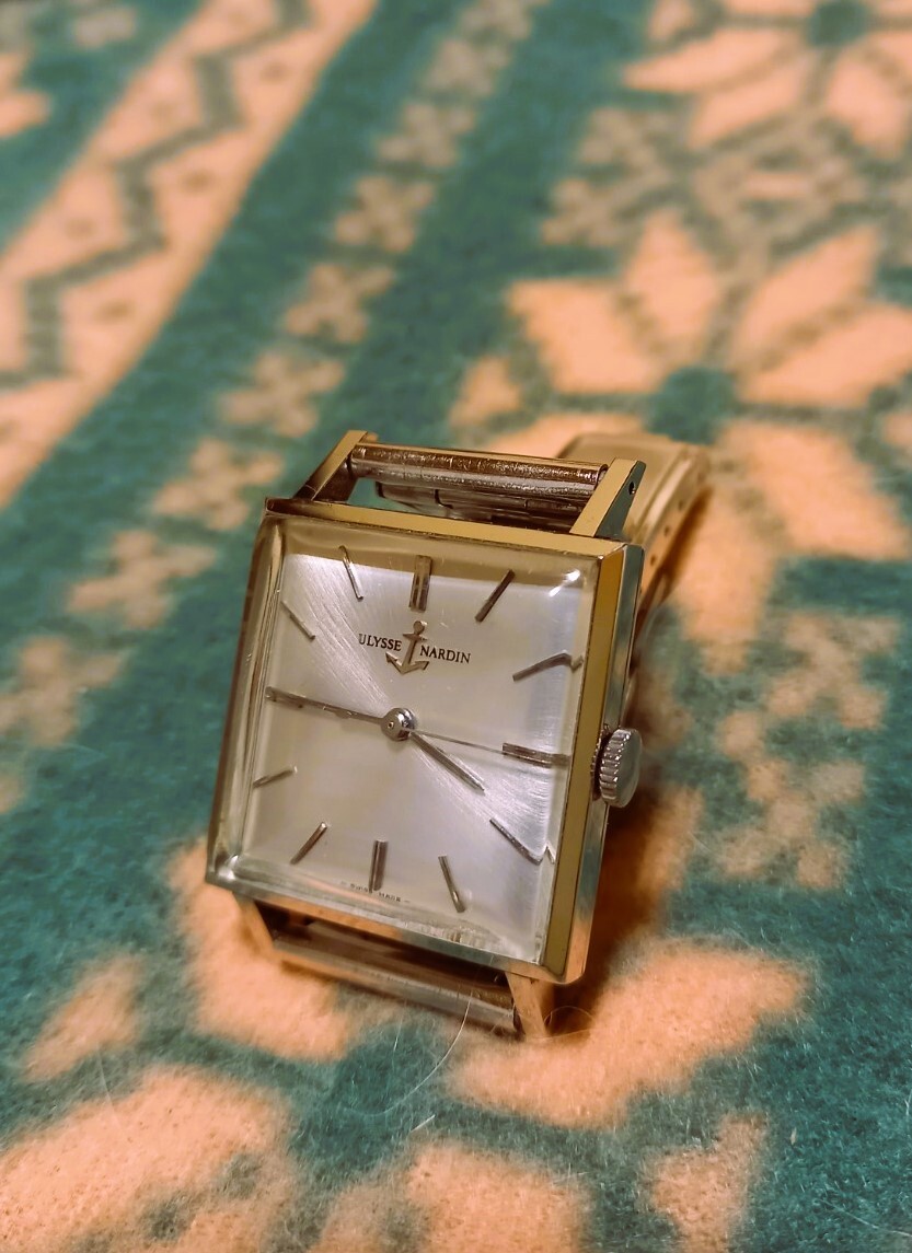 ユリスナルダン プラチナケース 手巻時計 稼働 スクエア 浮出ロゴ希少！１９７０年代？ケース裏側傷有りも珍品！の画像2