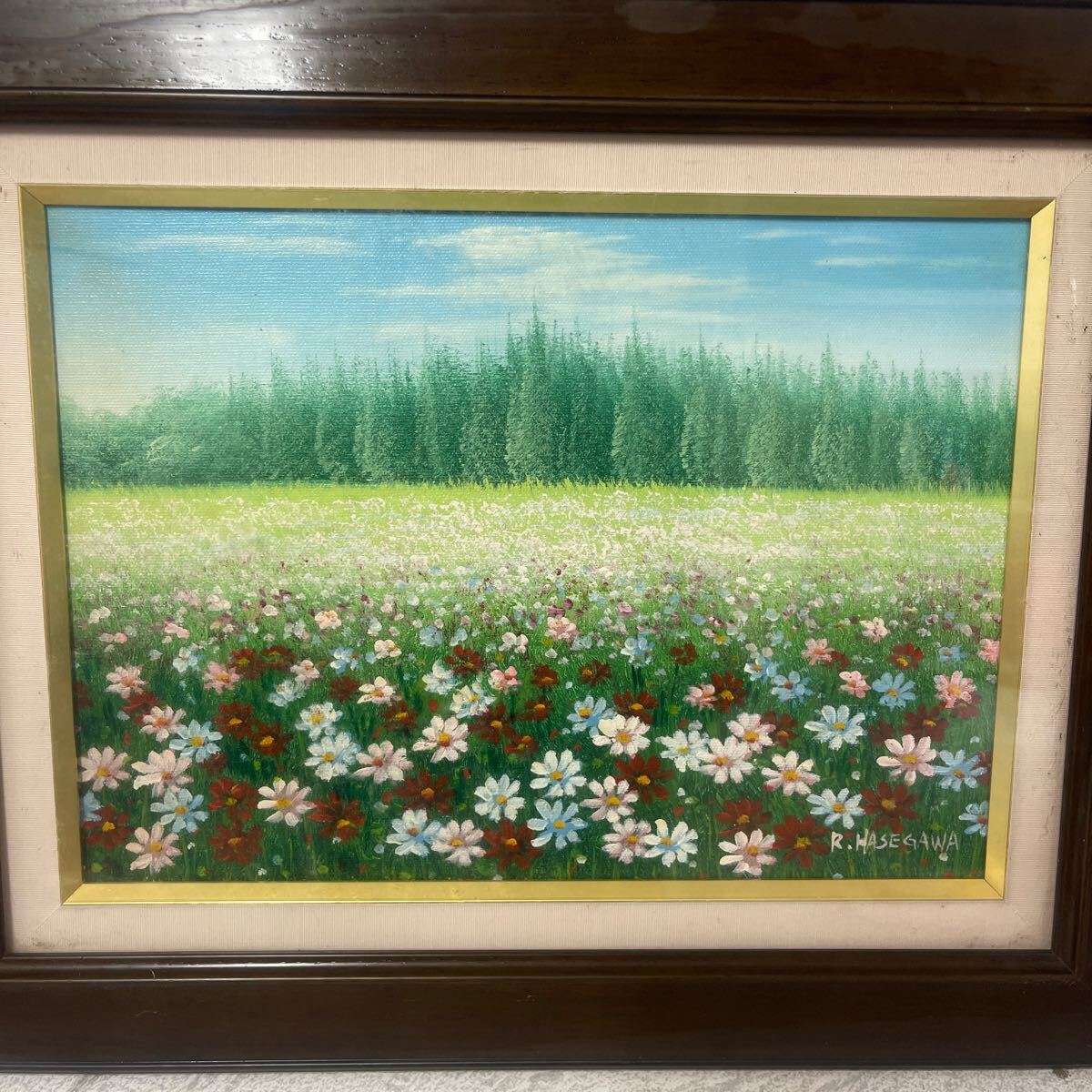 長谷川理恵 作 油彩画 油絵 グループ展 花のある風景 額装 工芸画 風景画 R.HASEGAWA 秋桜 コスモス 秋晴れ 秋 花 青空 森 山 高原_画像2