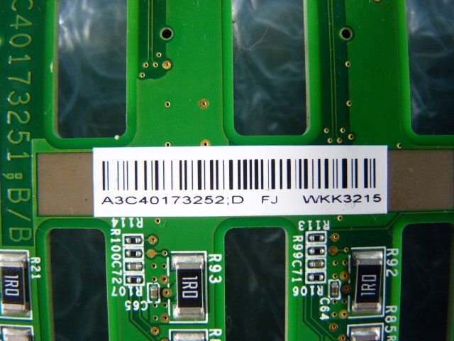 1PQS // Fujitsu PRIMERGY RX2540 M1 の ハードディスク(HDD)バックパネル 2.5インチ 16スロット / A3C40181407 A3C40173252_画像3