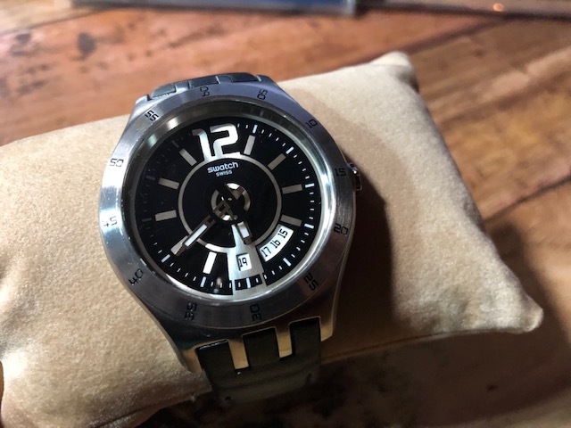 良好 レア swatch スウォッチ SWISS IN A CLASSIC MODE YTS400 AG2010 デイト シルバー×ブラック クオーツ メンズ 腕時計_画像1