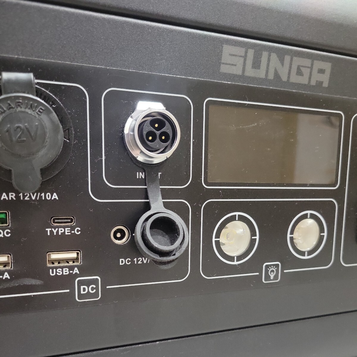 【ジャンク品】 SUNGA ポータブル電源 LK1000 正弦波 超大容量 超高出力 ポータブルバッテリー インバーター 発電機 バッテリー_画像3