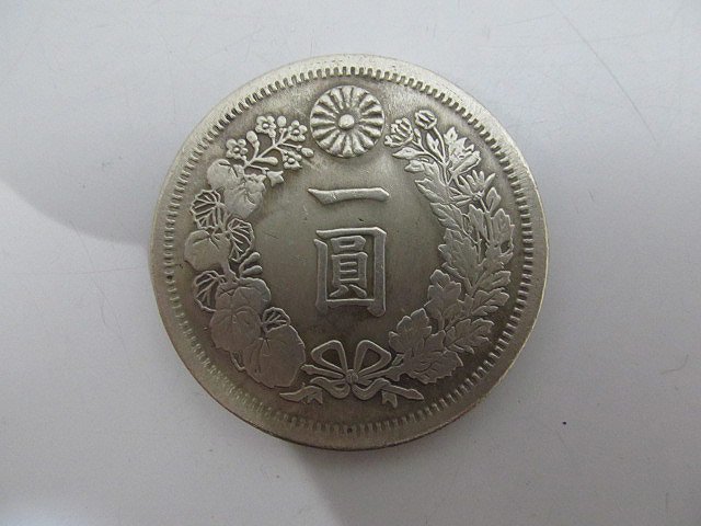 １円 【送料なし】【消費税なし】 明治17年 1円銀貨_画像1