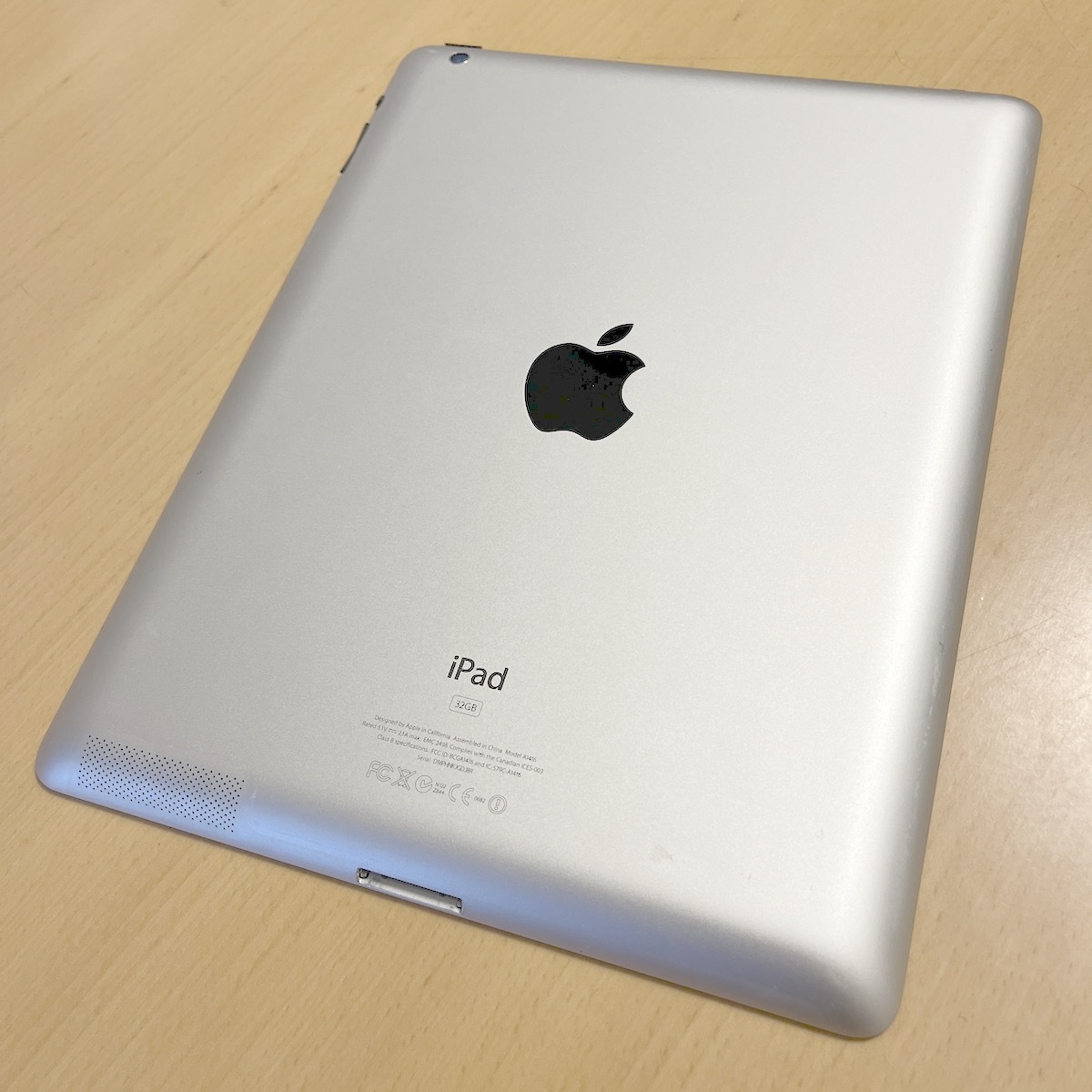 ■ Apple iPad (第3世代) Wi-Fi 32GB　ケーブル　アダプタ付属_画像2