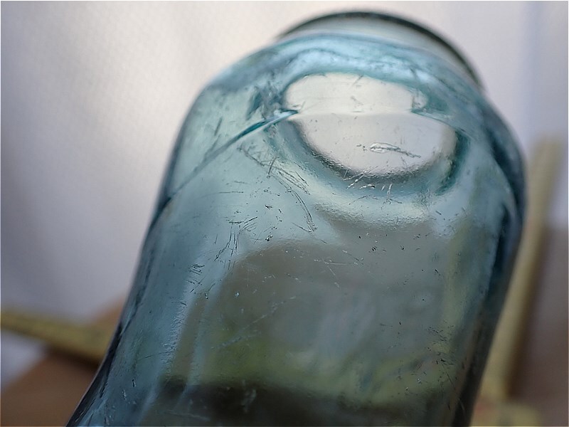 【薄青色ガラス容器】気泡ガラスレトロガラス瓶ウラン反応エンボスの画像8