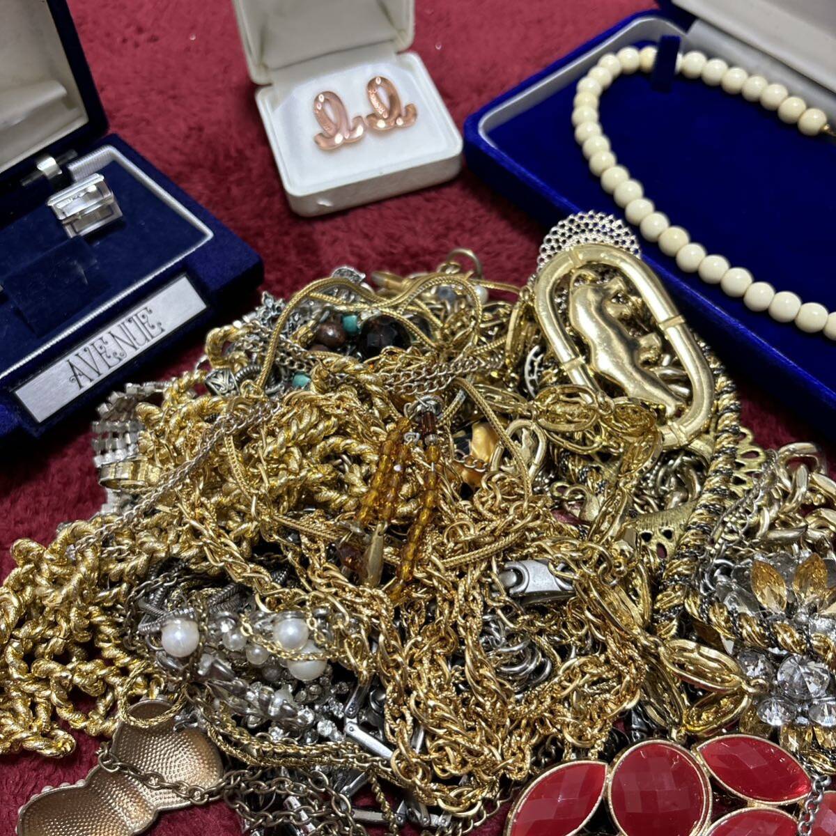 アクセサリーまとめ売り アクセサリー大量 ネックレス ブランド品 ゴールドカラー イミテーション 指輪 遺品整理 約1.5kg レトロの画像5