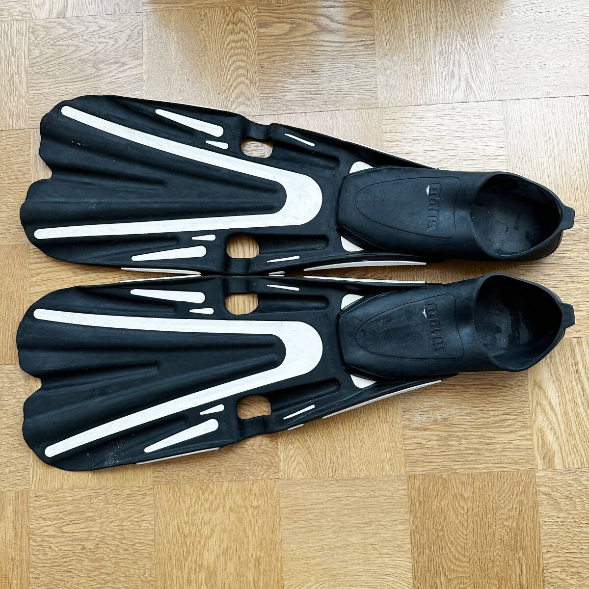 T555 mares full foot fins 42/43(26-26.5cm) scuba diving ma less 