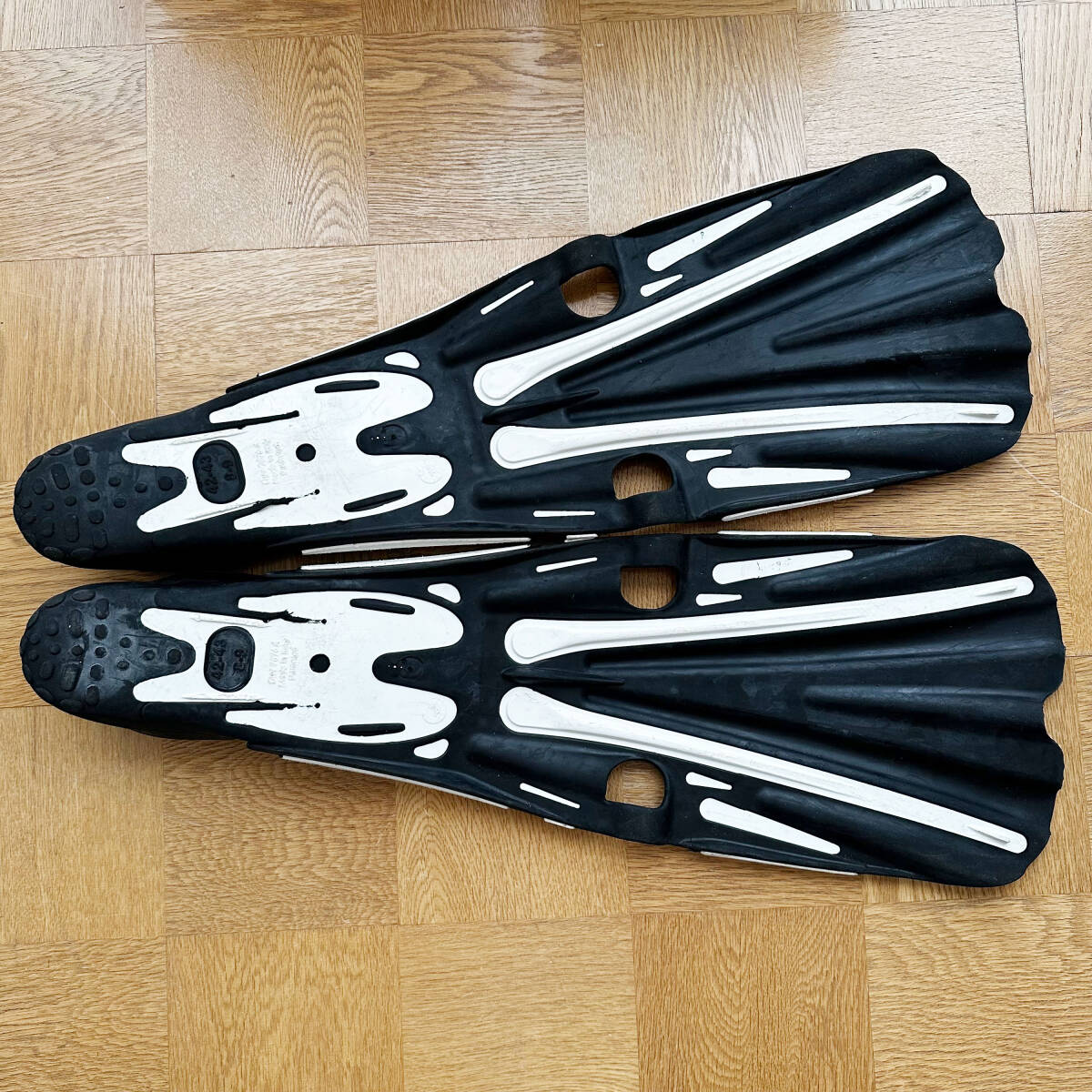 T555 mares full foot fins 42/43(26-26.5cm) scuba diving ma less 