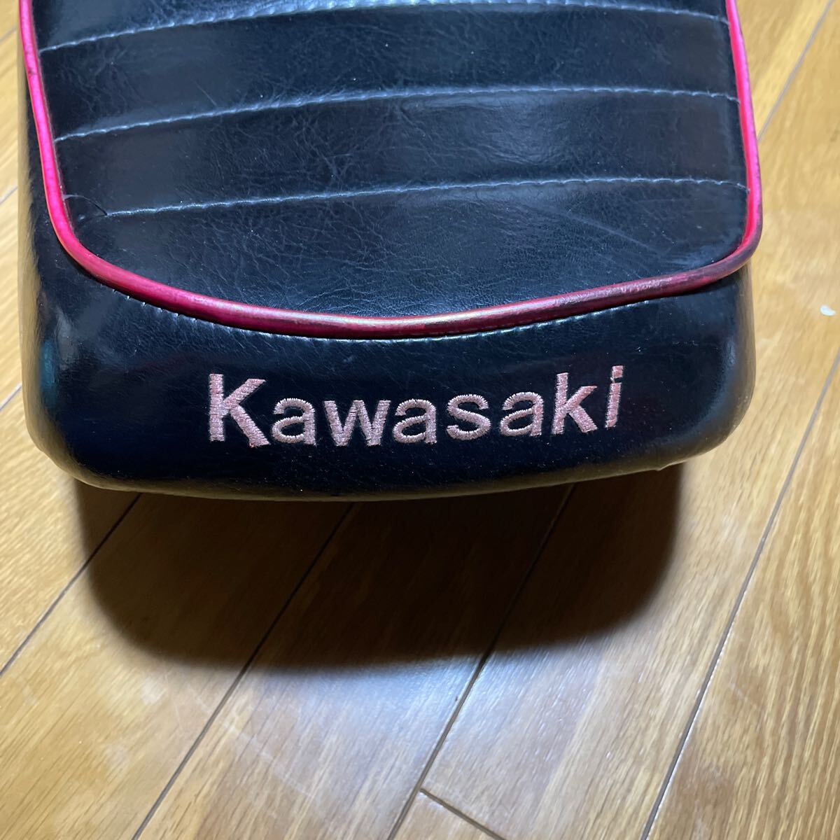 カワサキ ZRX400 タックロールシート 赤ステッチ Kawasakiロゴ刺繍 黒 赤の画像2