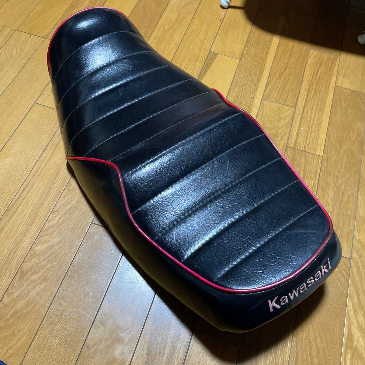 カワサキ ZRX400 タックロールシート 赤ステッチ Kawasakiロゴ刺繍 黒 赤の画像1