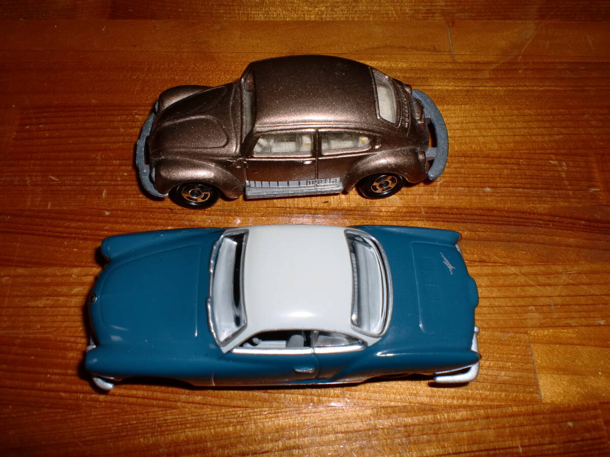 トミカサイズのミニカー。ジョニーライトニング　ワーゲン カルマンギヤ　VW。空冷。青緑色系、屋根グレー色系。送料220円_上側ビートルは大きさの比較。出品物に非ず