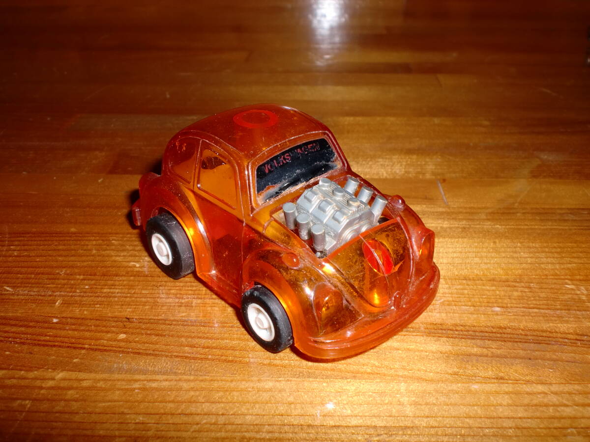 TOMY　トミー　プラ製のプルバックミニカー。ワーゲンビートル　VW。エンジン左右に揺れるギミック付き。透明オレンジ色系。送料220円_画像2