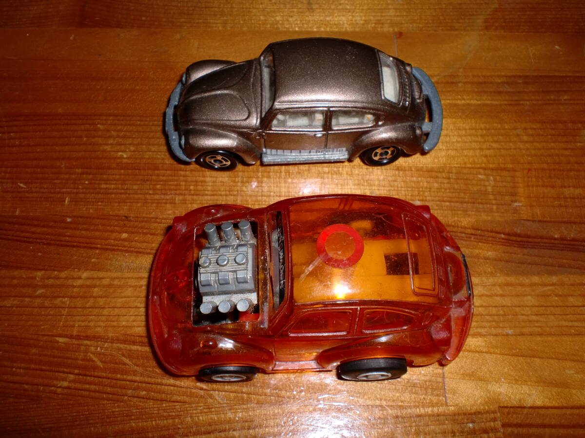 TOMY　トミー　プラ製のプルバックミニカー。ワーゲンビートル　VW。エンジン左右に揺れるギミック付き。透明オレンジ色系。送料220円_上側ビートルは大きさの比較。出品物に非ず
