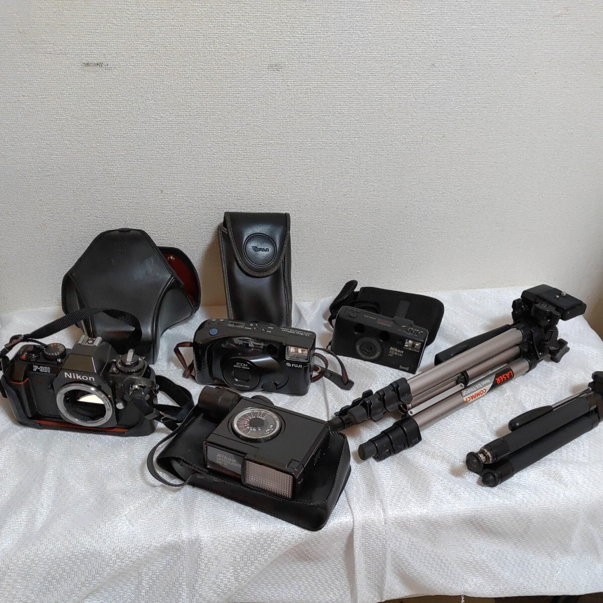 Nikon　ジャンク　フィルムカメラ　ニコン　一眼レフ　F-301　SB-12　ZOOM300AF　FUJI　DL-900　三脚　　0311-B1-TA5_画像1