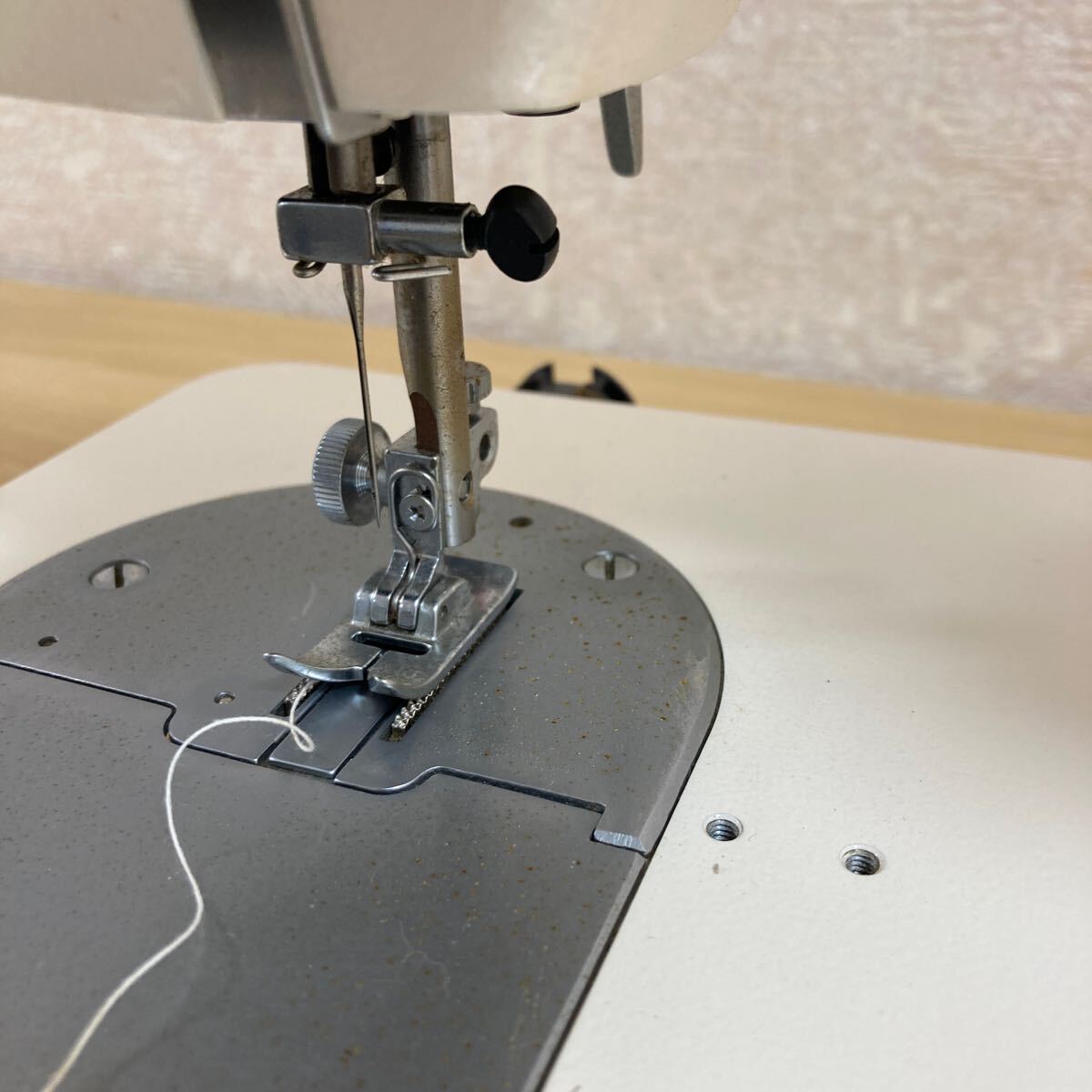 JANOME ジャノメ MODEL 802 レトロミシン アンティークミシン 手工芸 手芸 ハンドクラフト 裁縫道具 裁縫 レトロ フットペダル付 3 カ 5338_画像4