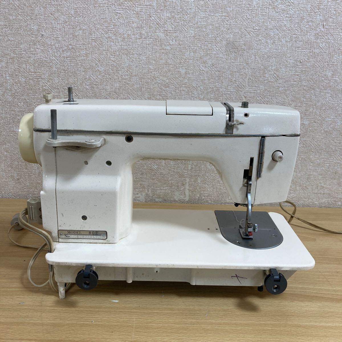 JANOME ジャノメ MODEL 802 レトロミシン アンティークミシン 手工芸 手芸 ハンドクラフト 裁縫道具 裁縫 レトロ フットペダル付 3 カ 5338_画像7