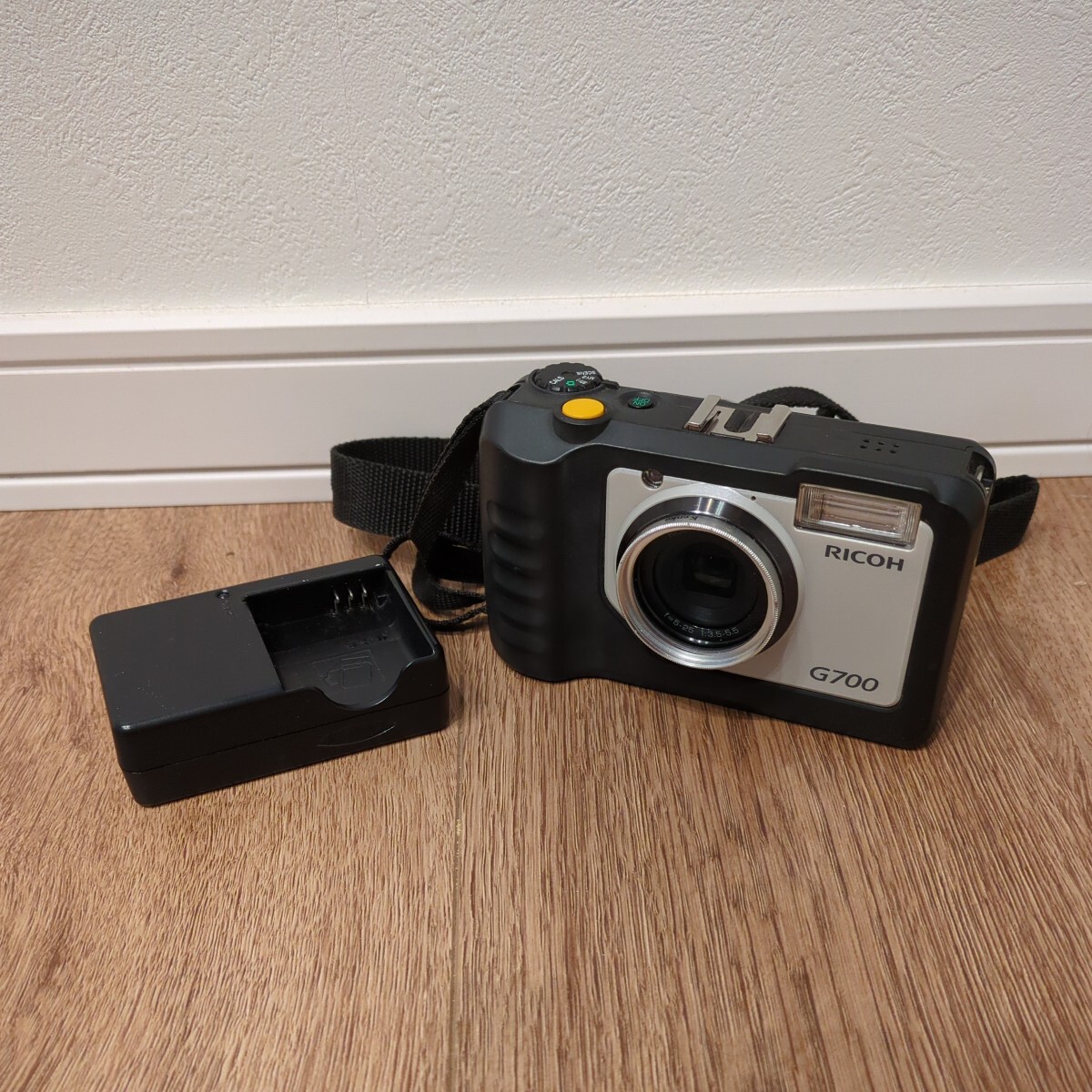 [ бесплатная доставка ] компактный цифровой фотоаппарат цифровая камера RICOH Ricoh G700 с зарядным устройством . рабочее состояние подтверждено строительная площадка для водонепроницаемый пыленепроницаемый б/у 