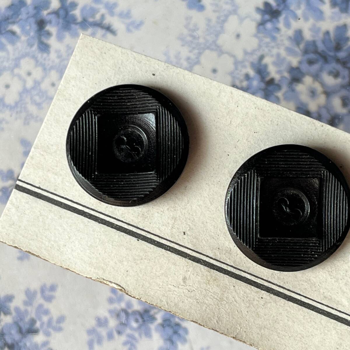 即決 美品 ウッドボタン 3個 φ18mm 黒 ブラック 木製 シート 台紙 素材 材料 ハンドメイドパーツ フランス輸入 ヴィンテージ_画像3