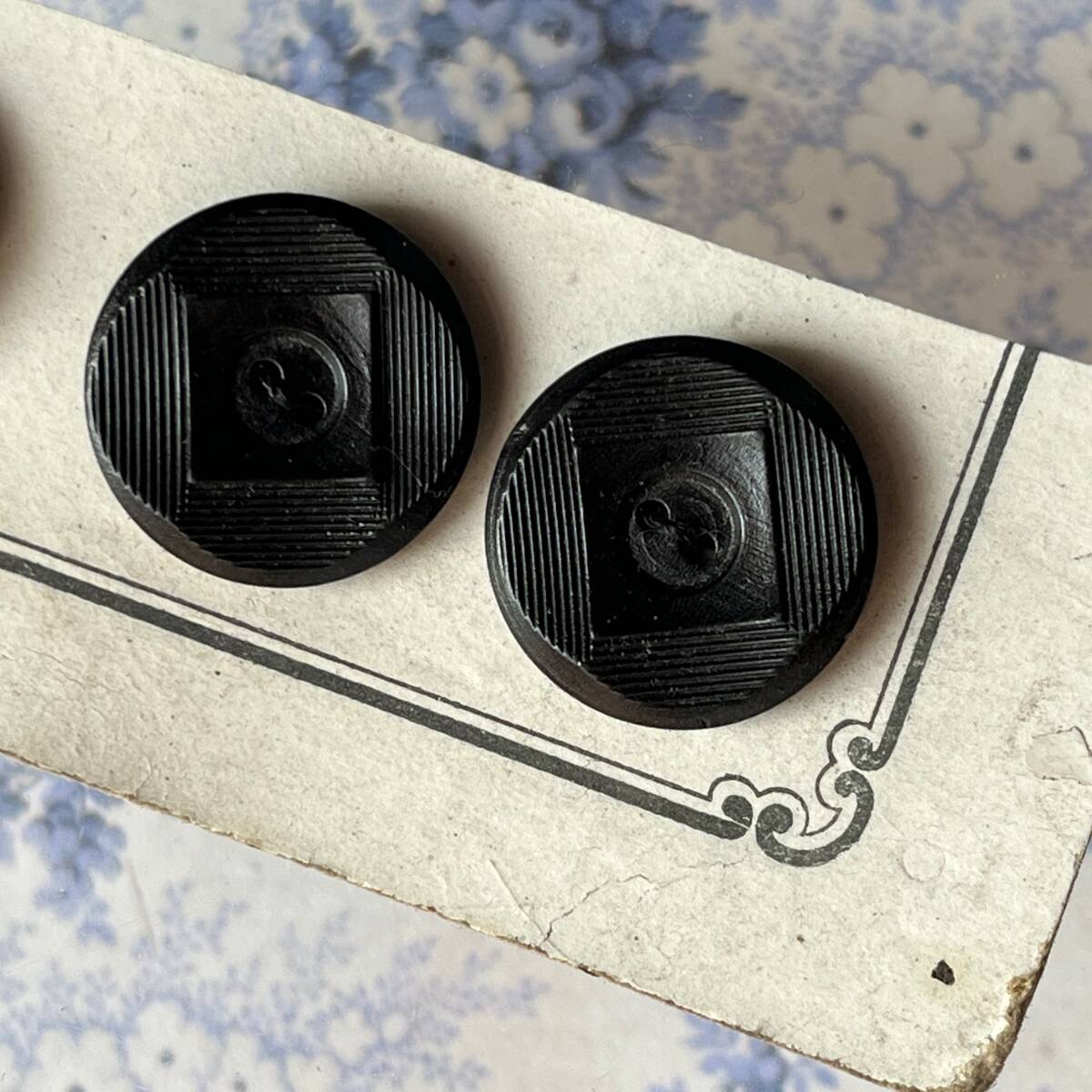 即決 美品 ウッドボタン 3個 φ18mm 黒 ブラック 木製 シート 台紙 素材 材料 ハンドメイドパーツ フランス輸入 ヴィンテージ_画像4