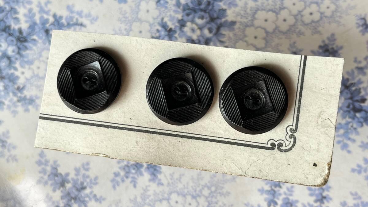即決 美品 ウッドボタン 3個 φ18mm 黒 ブラック 木製 シート 台紙 素材 材料 ハンドメイドパーツ フランス輸入 ヴィンテージ_画像2
