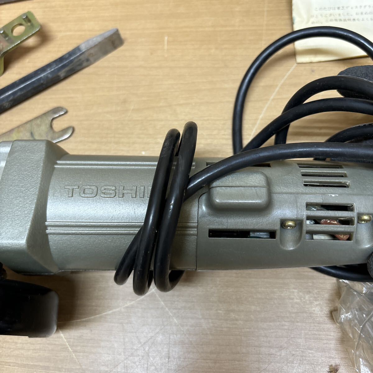 TA-485☆ TOSHIBA 東芝 電気ディスグラインダ DGD-100A 工具 箱付き 4-504 動作確認済み_画像5