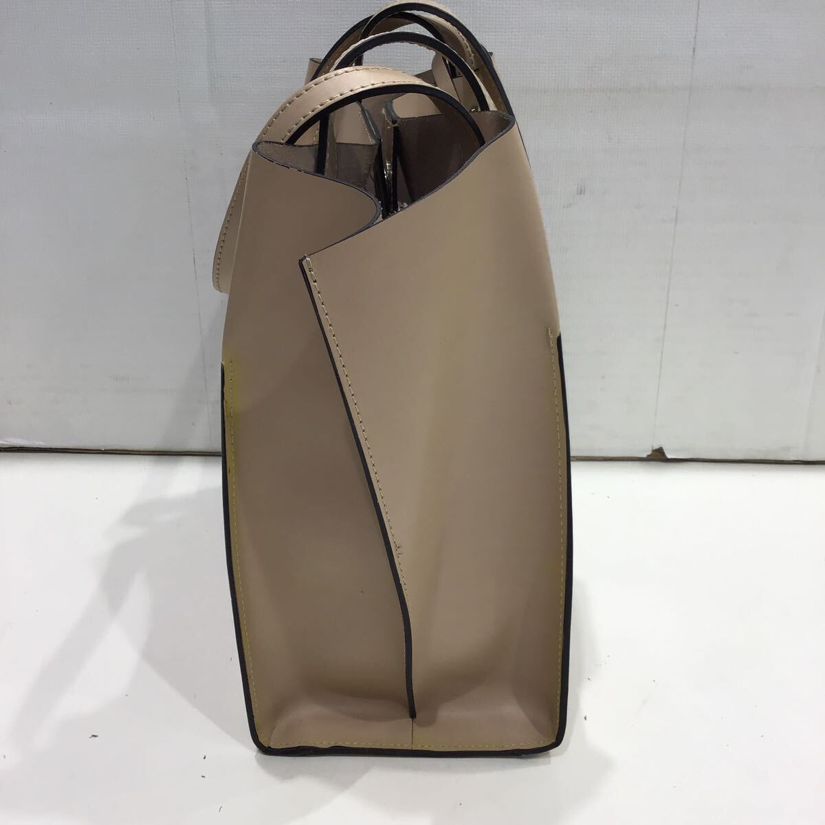 [GIANNI CHIARINI Gianni Kia Lee ni] ручная сумочка кожа большая сумка бежевый сумка 2403oki K