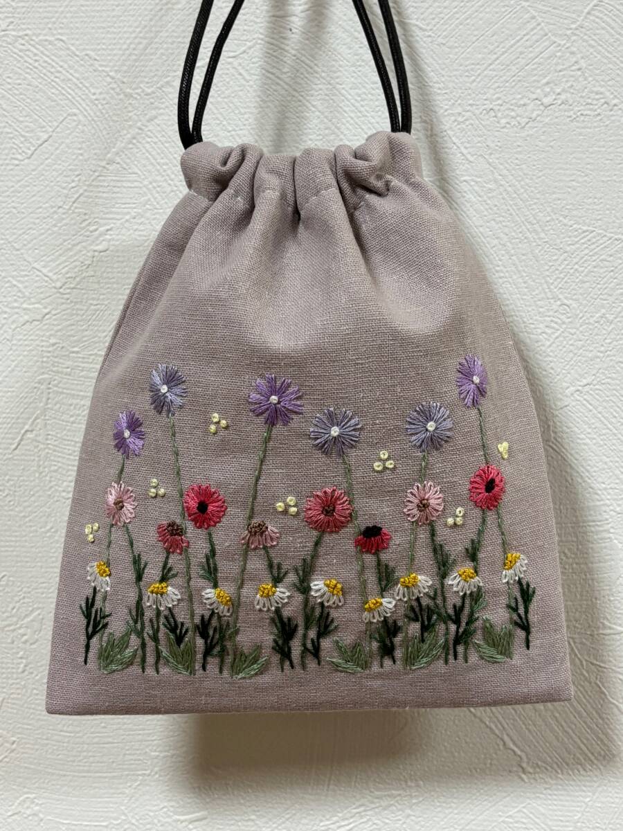 ☆ハンドメイド　お花の手刺繍　かわいい巾着　ガーベラ＆マーガレット＆カモミール　パープル＆ピンク　ギフト　ハーフリネン☆ _画像2