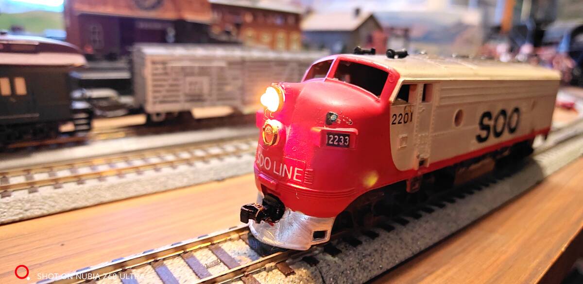 TENSYODO 綺麗な赤白ツートンカラーの機関車HOゲージです！_画像6