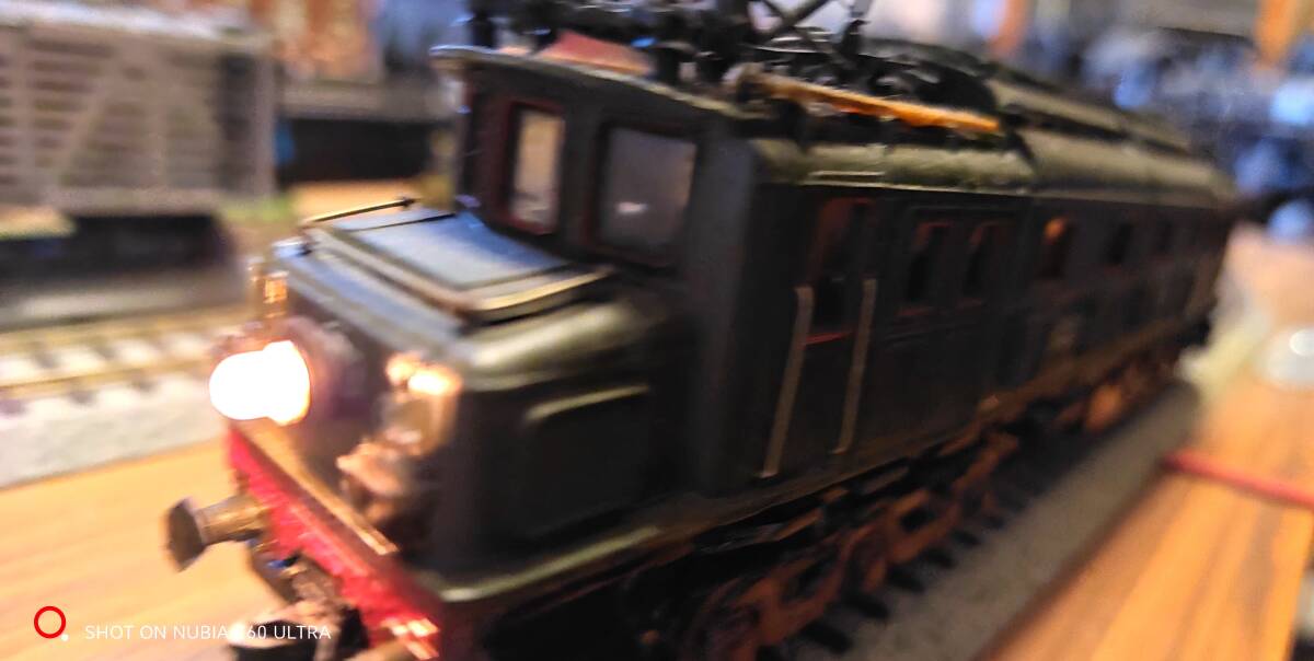 希少品！Wパンタグラフ、ユーゴスラビア製の重厚感ある機関車　HOゲージです！_画像2