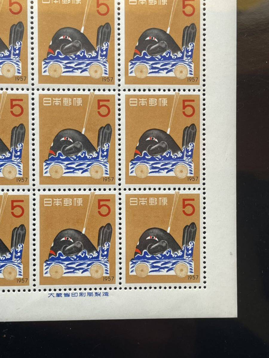 29、年賀切手 昭和32年用 5円×20枚シート 未使用 記念切手の画像5