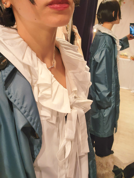 Drawer ドゥロワー 今季24SS フリルリボンブラウス38 美品 Drawer ドゥロワー 今季24SS フリルリボンブラウス38 美品