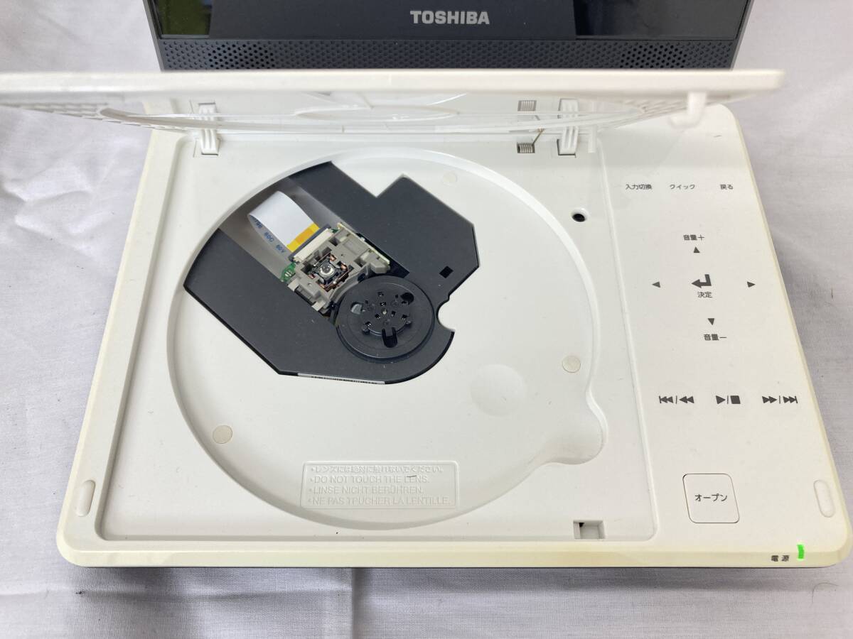 【IE200】(O) TOSHIBA 東芝 REGZA ポータブルDVDプレーヤー SD-P710SL DVD再生動作確認済み リモコン動作不明 取扱説明書付き 中古現状品の画像4