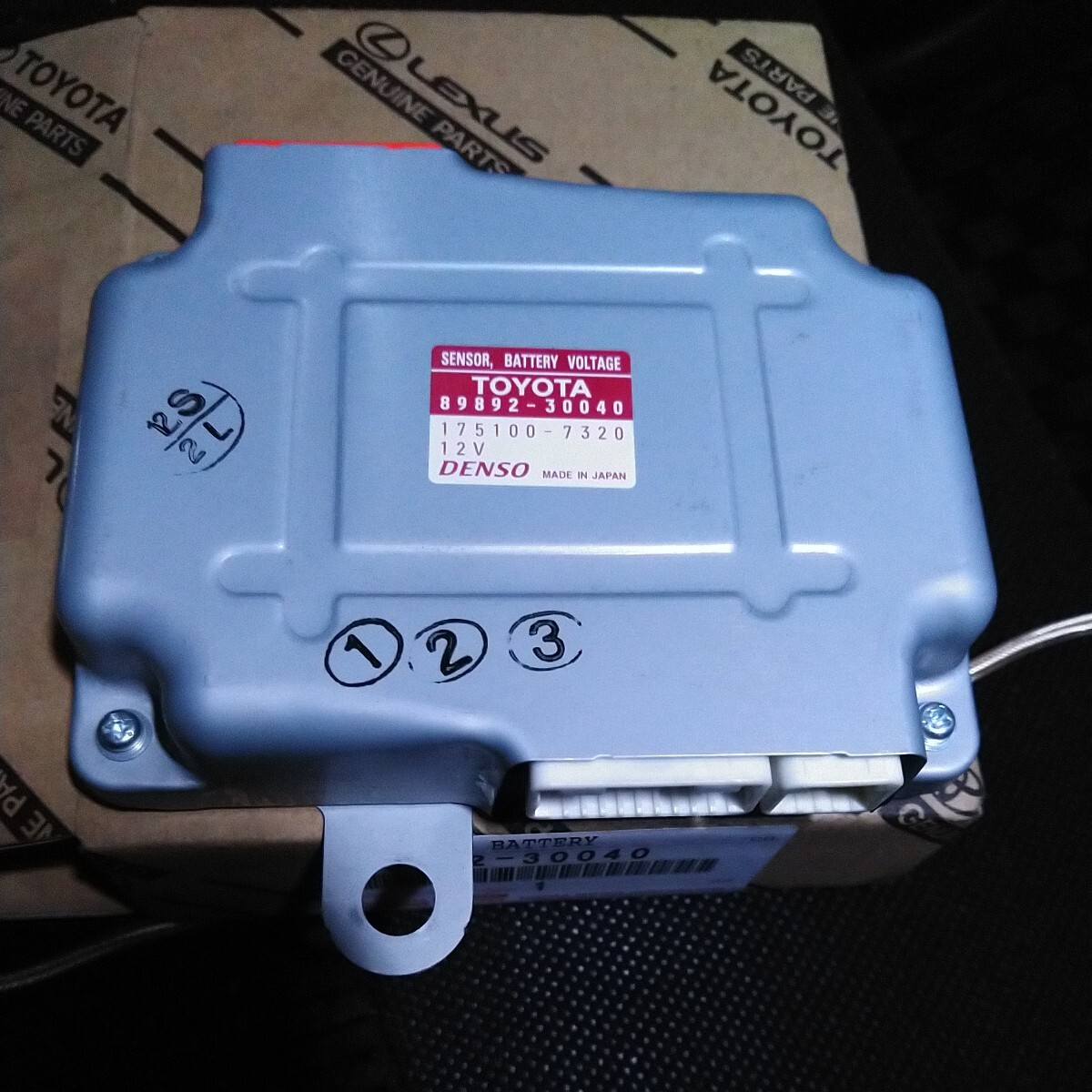 TOYOTA 純正品番 89892-30040 AWS210クラウンハイブリッド TOYOTA 純正品番 89892-30040 AWS210クラウンハイブリッド