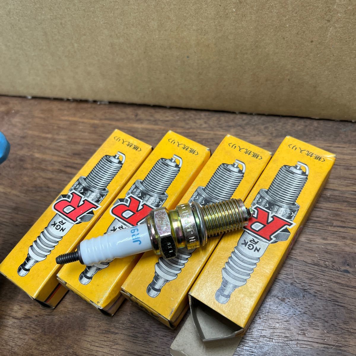 MB-2530★クリックポスト(全国一律送料185円) NGK スパークプラグ JR9A ×4本 抵抗入り SPARK PLUG M-4/③_画像3