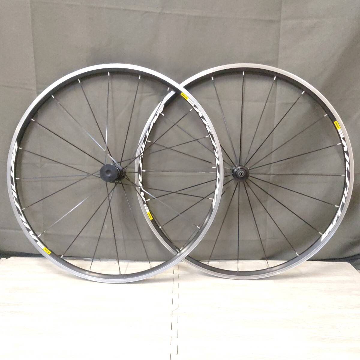 全国送料無料) MAVIC AKSIUM ELITE 18×622/700C/28 OUTSIDE NyLon+PVC マビック アクシウム 美品 中古 ロードバイク ホイールセット _画像1