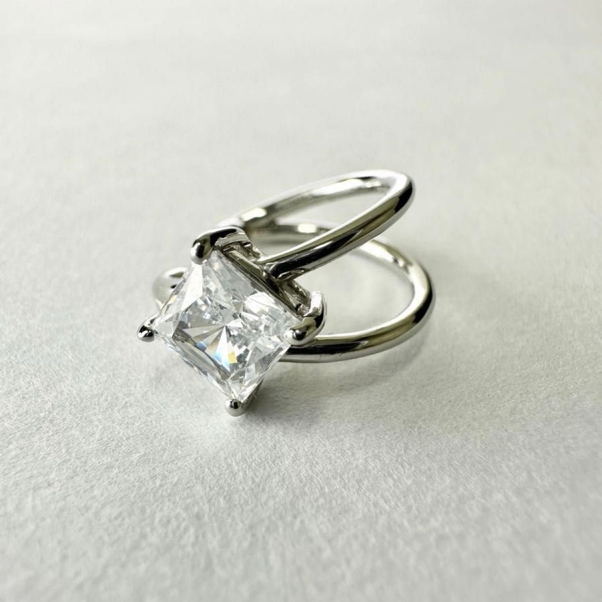 現品限り！Pt950 プリンセスカットCZ イヤーカフ 0.76ct