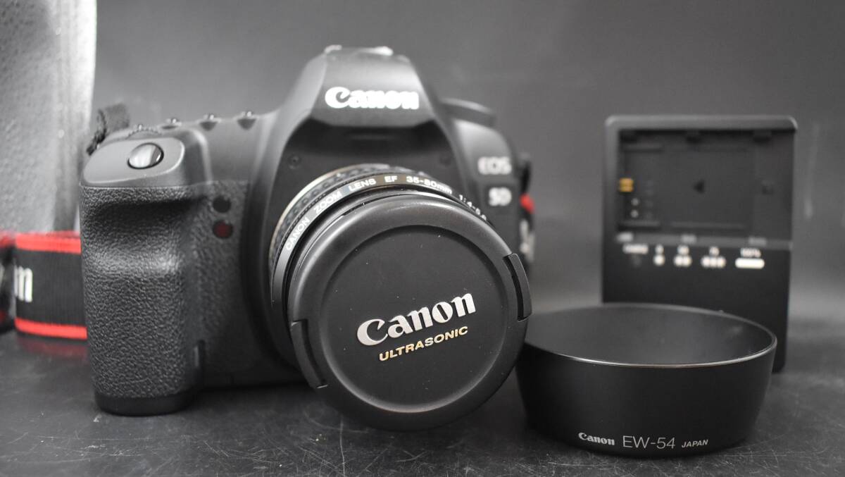 W3-38 CANON キャノン EOS 5D Mark II デジタル 一眼レフ / EF35-80mm 1:4-5.6 レンズ / EW-54 フード /充電器付 動作確認済み 現状品_画像1