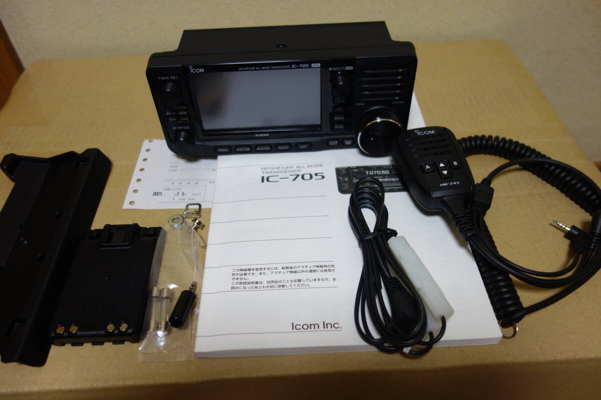 送料無料 美品 ICOM アイコム ＩＣ-７０５ (HF～430MHZ帯 オールモード ) 専用スタンドMBF-705他おまけ付き_画像1