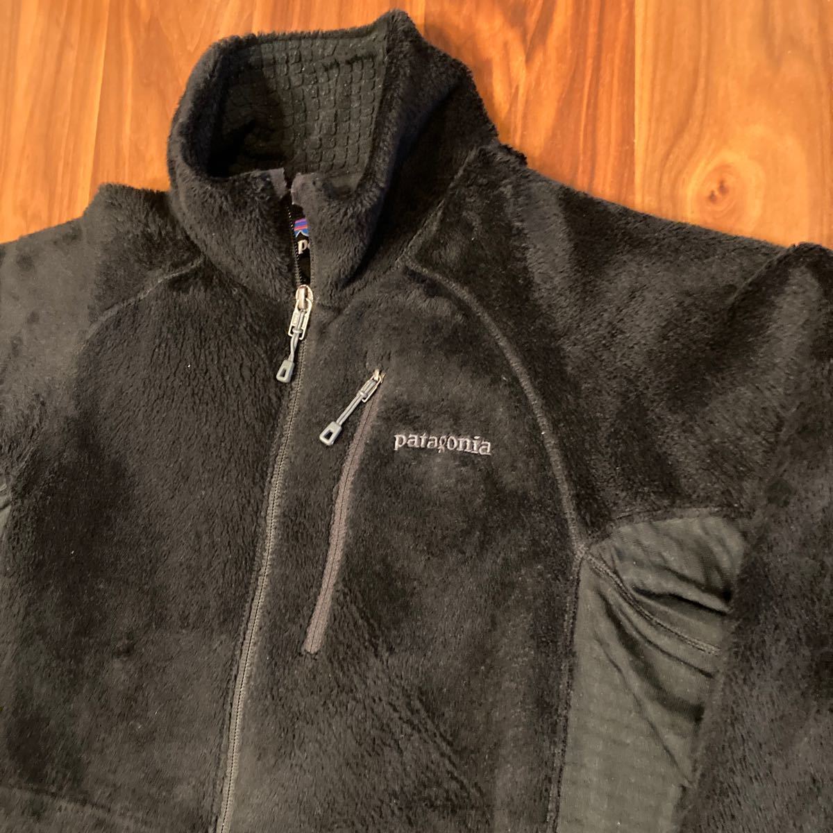 キレイ Patagonia R2 ジャケット 黒 size M レギュレーター フリース 2015 パタゴニア ポーラテック フリースジャケット_画像2