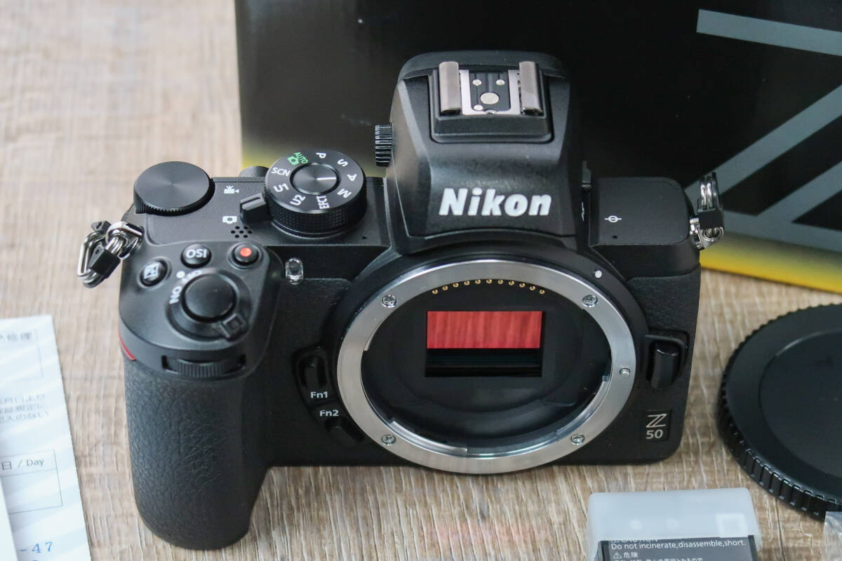 ★　 Nikon ニコン Z50 ボディ　純正充電器、バッテリー2個_画像2