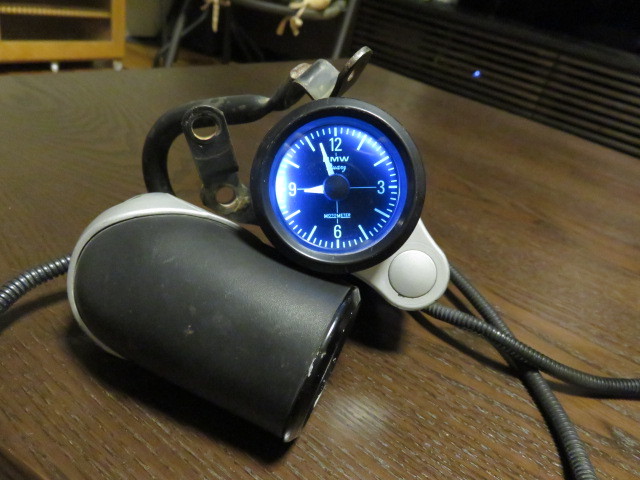 ☆☆　BMW　バイク用時計　完動品　☆☆_下の電圧計は、出品物ではありません。