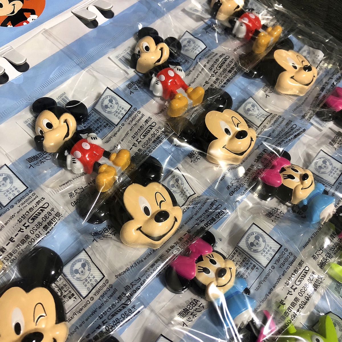 【新品】ディズニー Disney ダイカット 樹脂マグネット 磁石 24個 台紙付き ミッキーミニードナルド プーさんモンスター