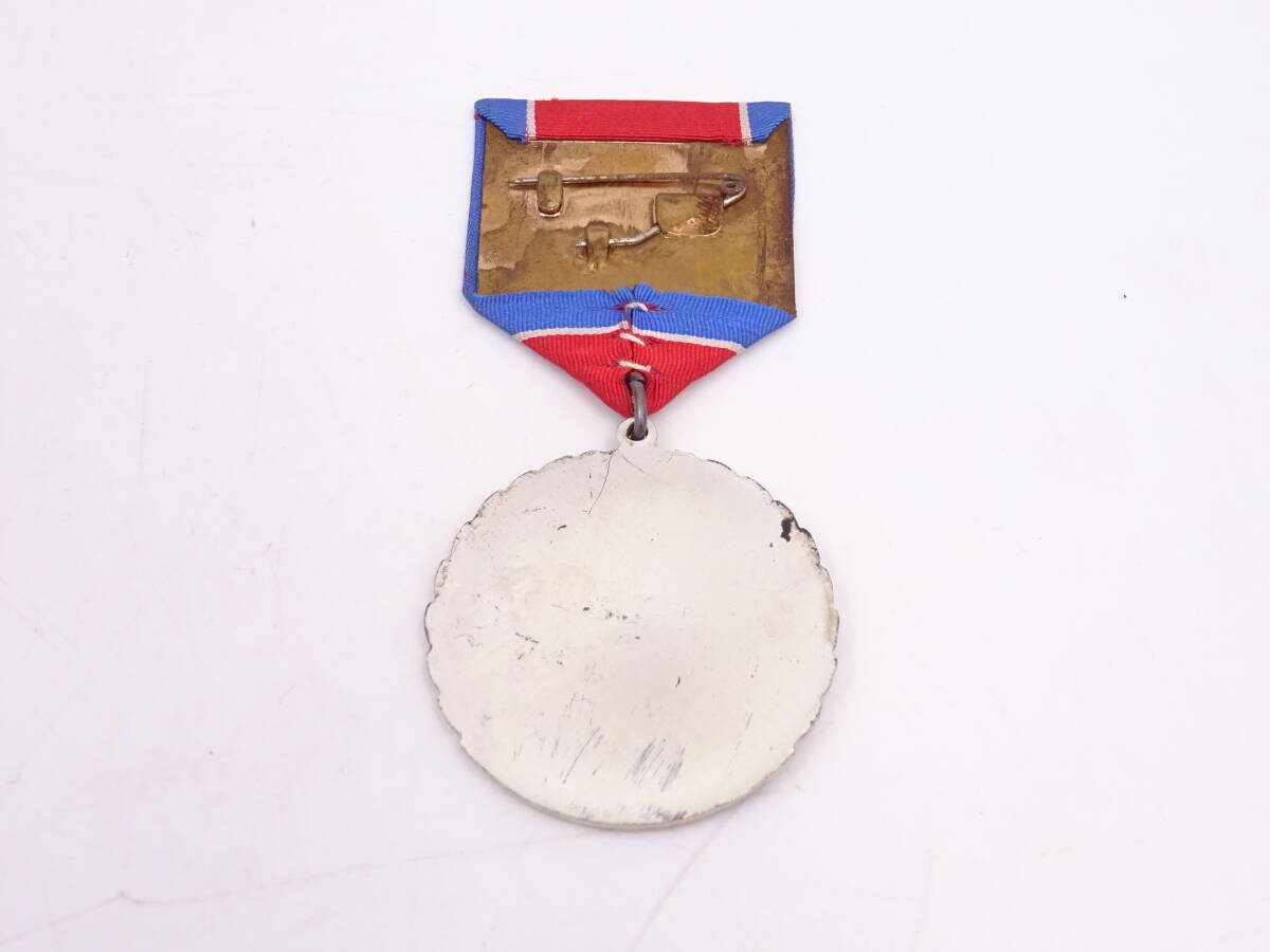 NI120/朝鮮民主主義人民共和国 総連 設立 20周年 記念 メダル 勲章/箱 付/北朝鮮 微章 保管品 _画像4