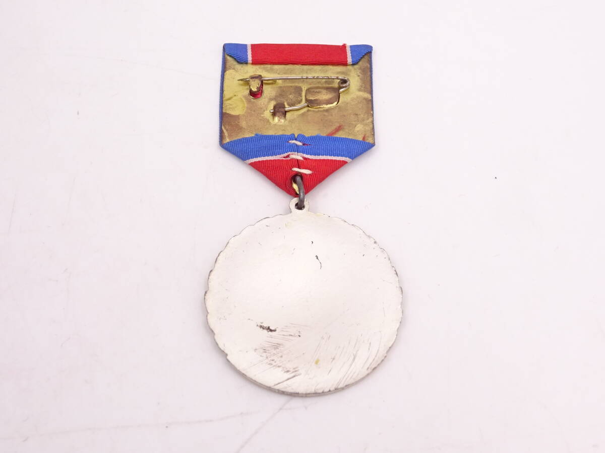 NI121/朝鮮民主主義人民共和国 総連 設立 20周年 記念 メダル 勲章/箱 付/北朝鮮 微章 保管品 _画像4