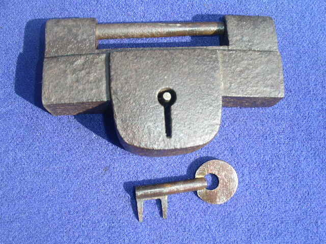 ★レトロ★　時代　因幡錠　錠前　２枚バネ　重さ1.1キロ　鍵付き　カギ　古道具　古美術品　（ビンテージ・アンティーク・インテリア）