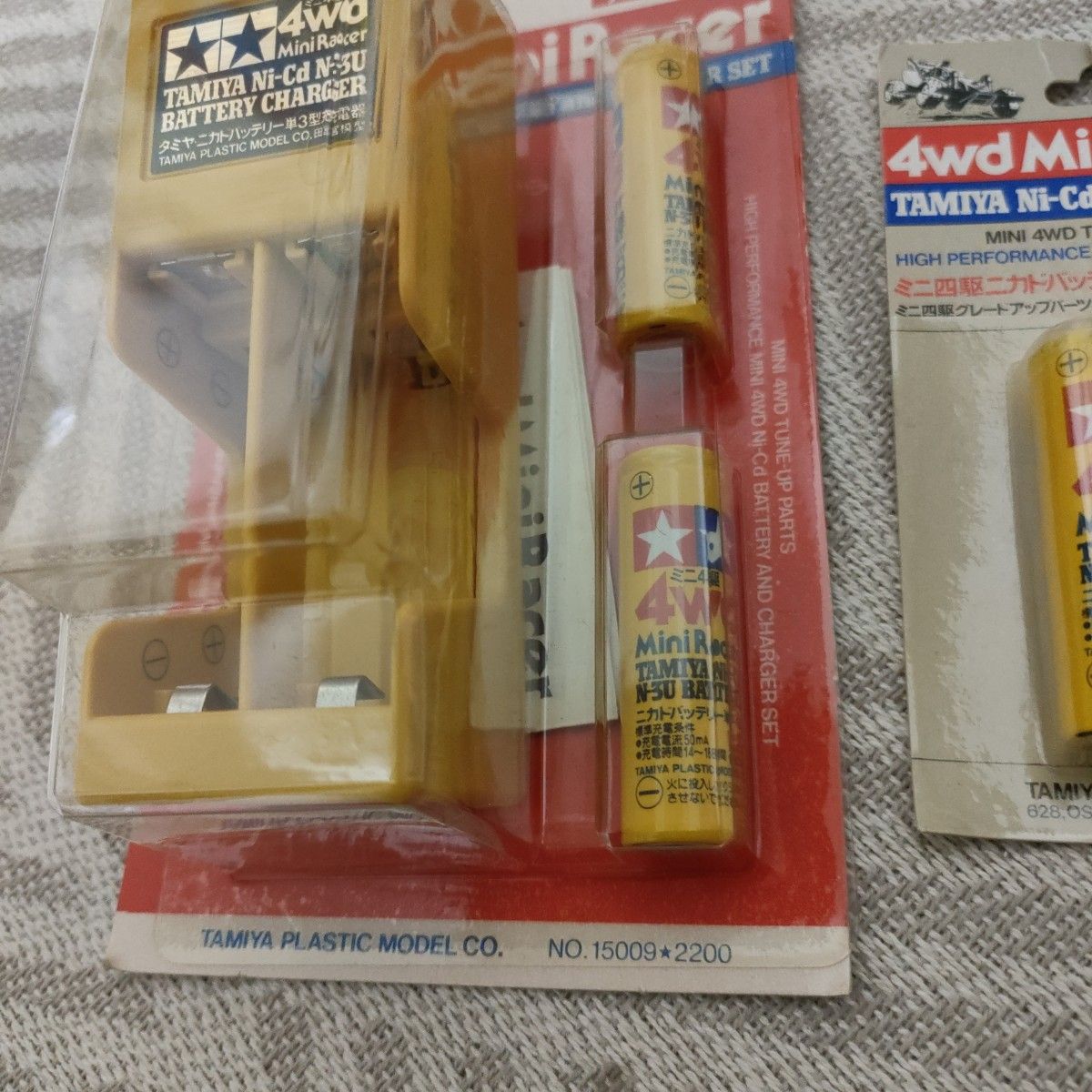 未使用】タニヤ ミニ四駆ニカドバッテリー単3型2本セット&充電器 未使用】タニヤ ミニ四駆ニカドバッテリー単3型2本セット&充電器