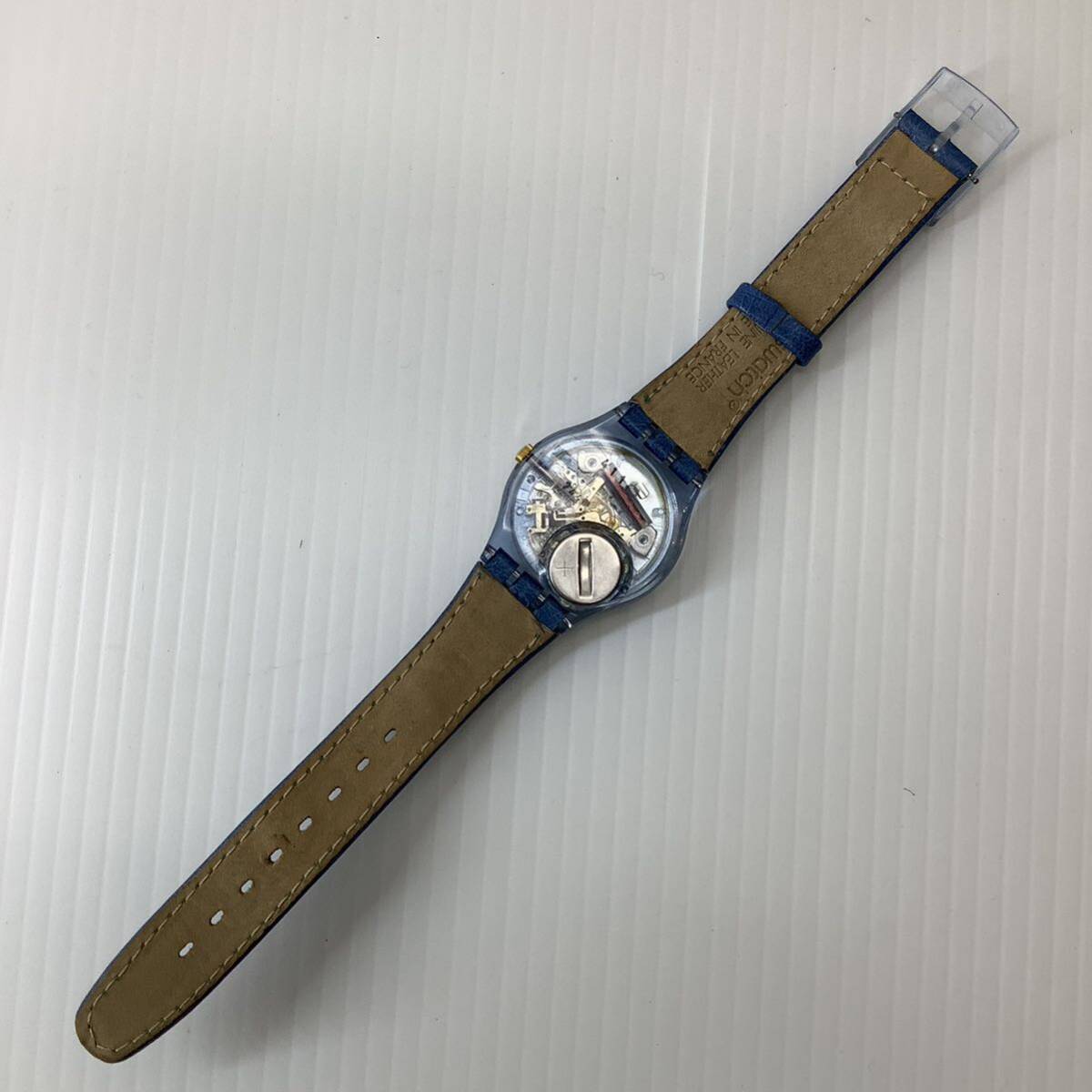 SWATCH 腕時計 クオーツ 電池式 アナログ 3針 プラケース ブルー系 レザーベルト MILK SHAKE GN139 1993年製 動作品_画像3