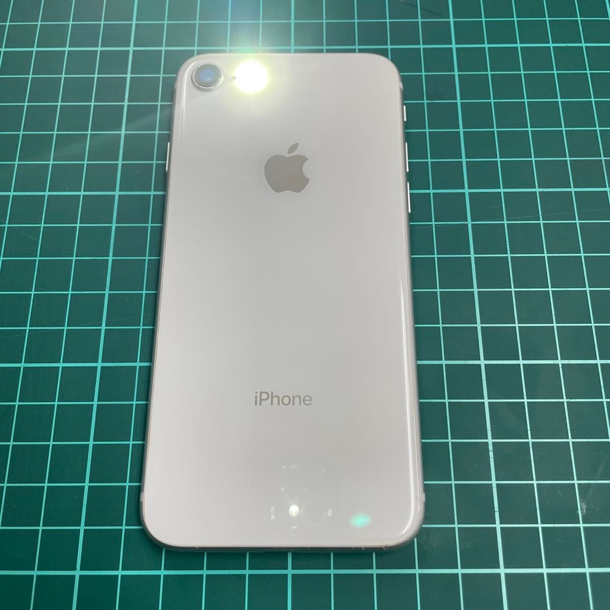 【バッテリー新品】iPhone8 256GB シルバー au版SIMロック解除済 利用制限○ 最大容量100%