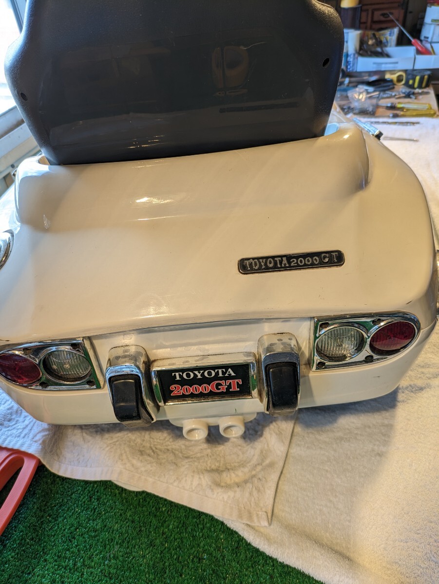 TOYOTA ２０００ＧＴ 子供用 電動自動車 分解掃除済みです、付属充電器有ります、充電走行しましたメッキ部分はタッチペンで補修済みの画像6